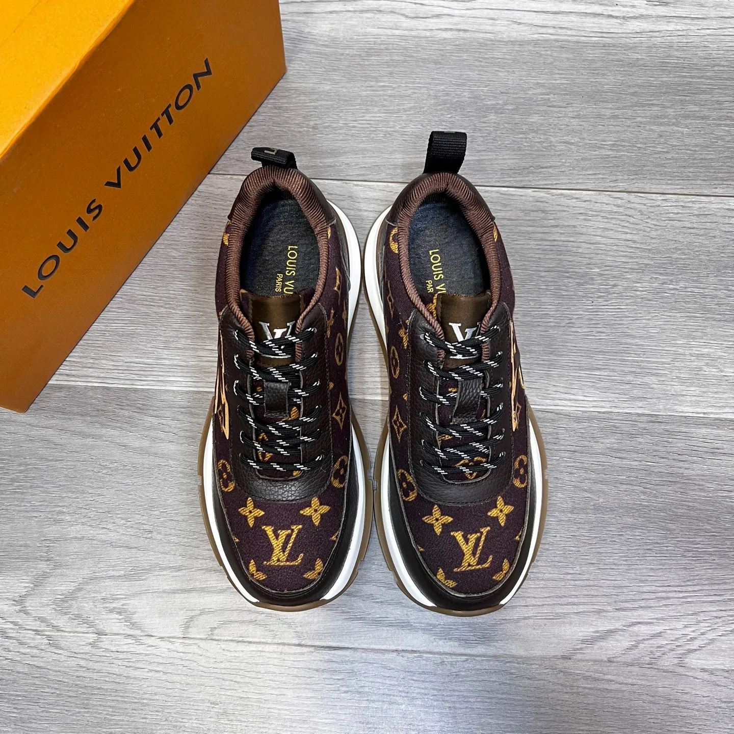 Factory price: 438💰LVZhe's new casual sports shoes for men👉 👉 Fashionable and versatile, 💞 simple and elegant style, 🔊 The fabric is made of imported cowhide with original fabric, ☑️Sheepskin feet inside, original wear-resistant rubber outsole, exclusive new style, actual shot, three colors available, code number: 38-44, (45 can be customized)
